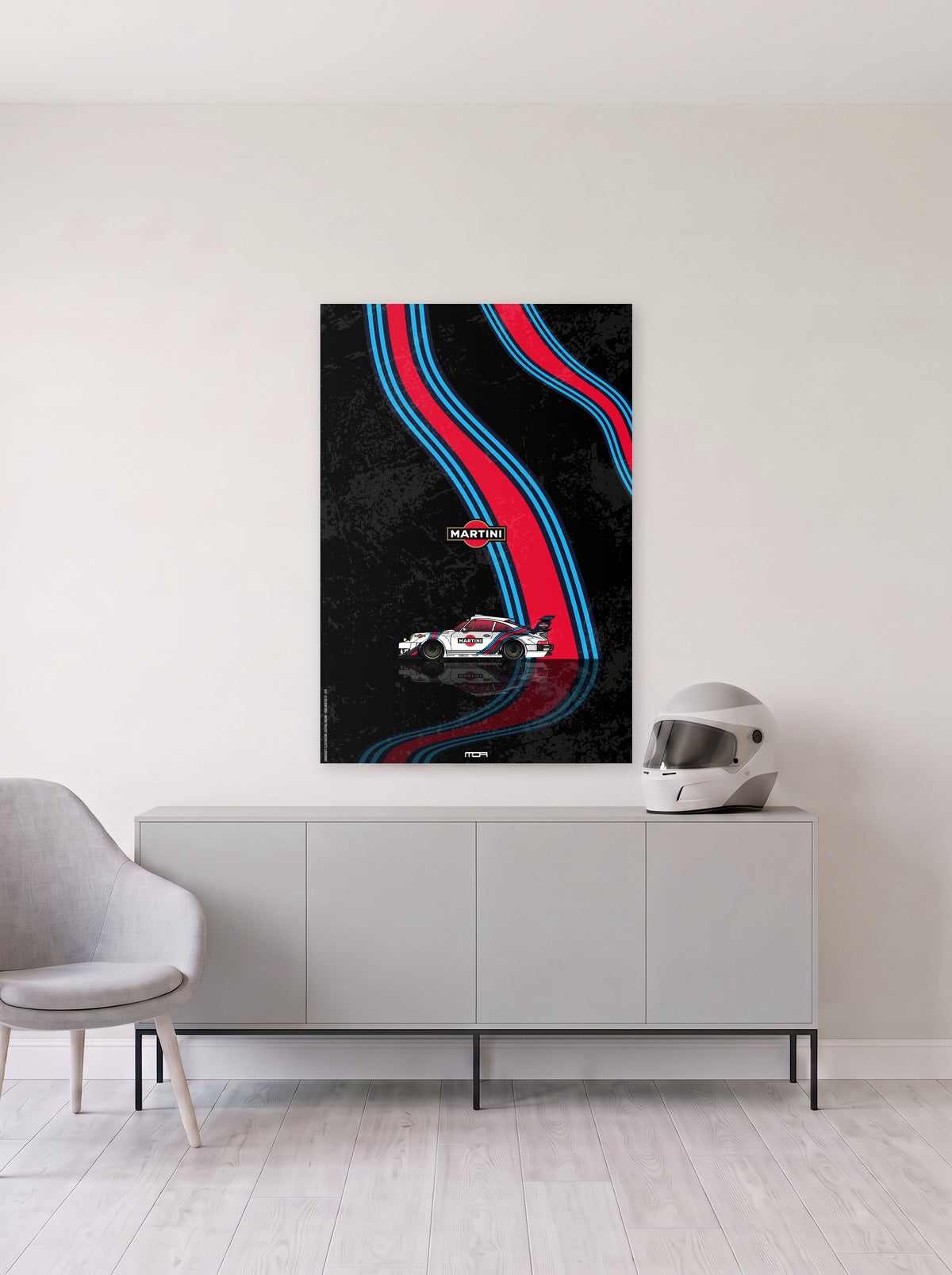 Poster del Porsche 911 Martini Racing sobre fondo negro, colgado en la pared clara de un salon, sobre un aparador gris con un casco de competicion al lado, decoracion racing de MOA-Grafics.