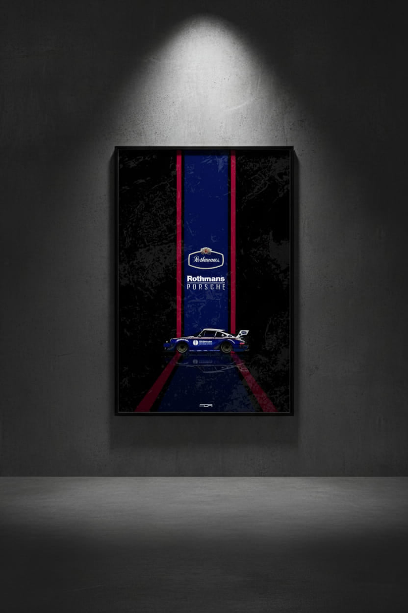 Póster enmarcado del Porsche 911 Rothmans en una pared oscura, una pieza decorativa de estilo racing para un salón por MOA-Grafics.