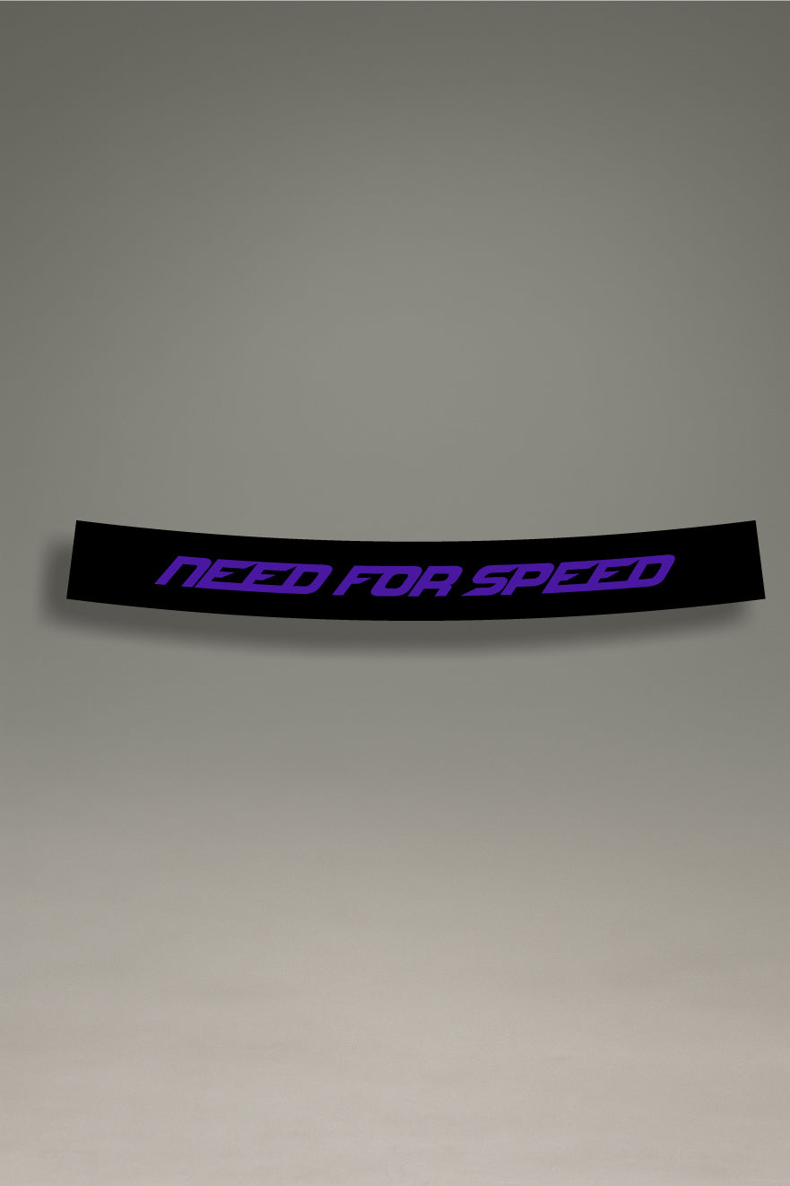 Parasol negro para parabrisas con logo Need For Speed en lila, estilo racing para personalización y tuning de MOA-Grafics.