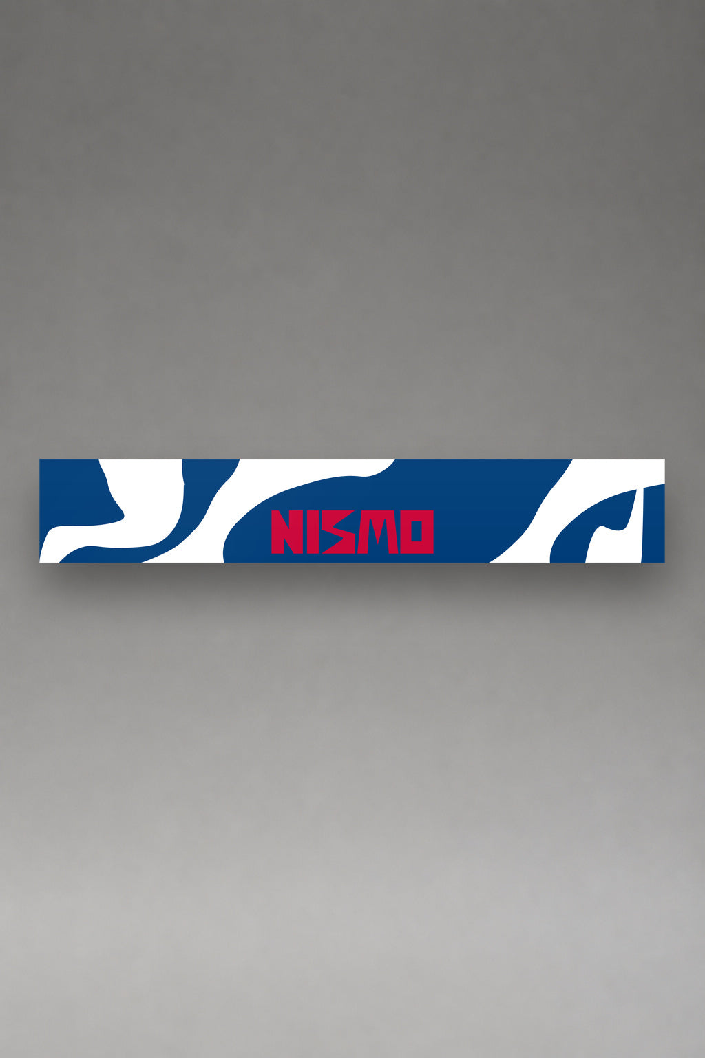 Parasol de vinilo Nissan NISMO con la livery Super GT en azul y blanco, la tira entera vista de frente, de MOA-Grafics.
