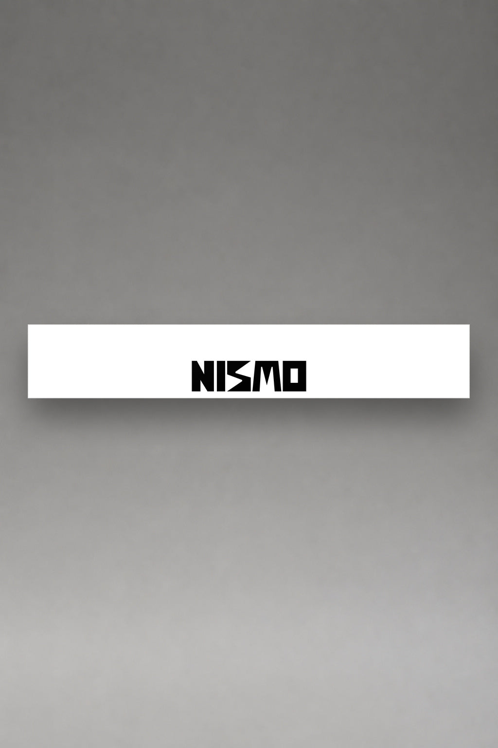 Parasol de vinilo Nissan NISMO blanco con el lettering NISMO en negro, la tira entera vista de frente, de MOA-Grafics.