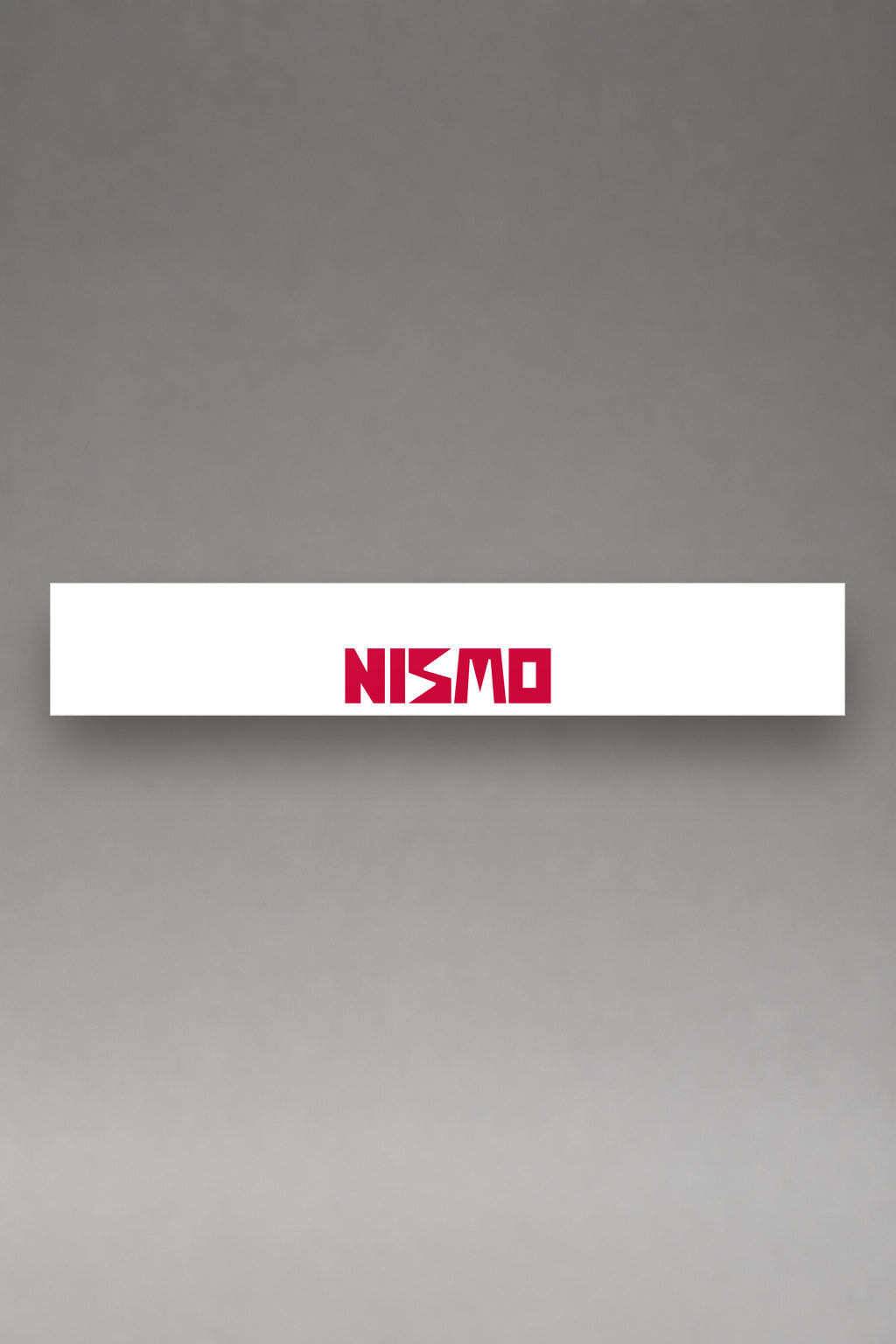 Parasol de vinilo Nissan NISMO blanco con el lettering NISMO en rojo, la tira entera vista de frente, de MOA-Grafics.