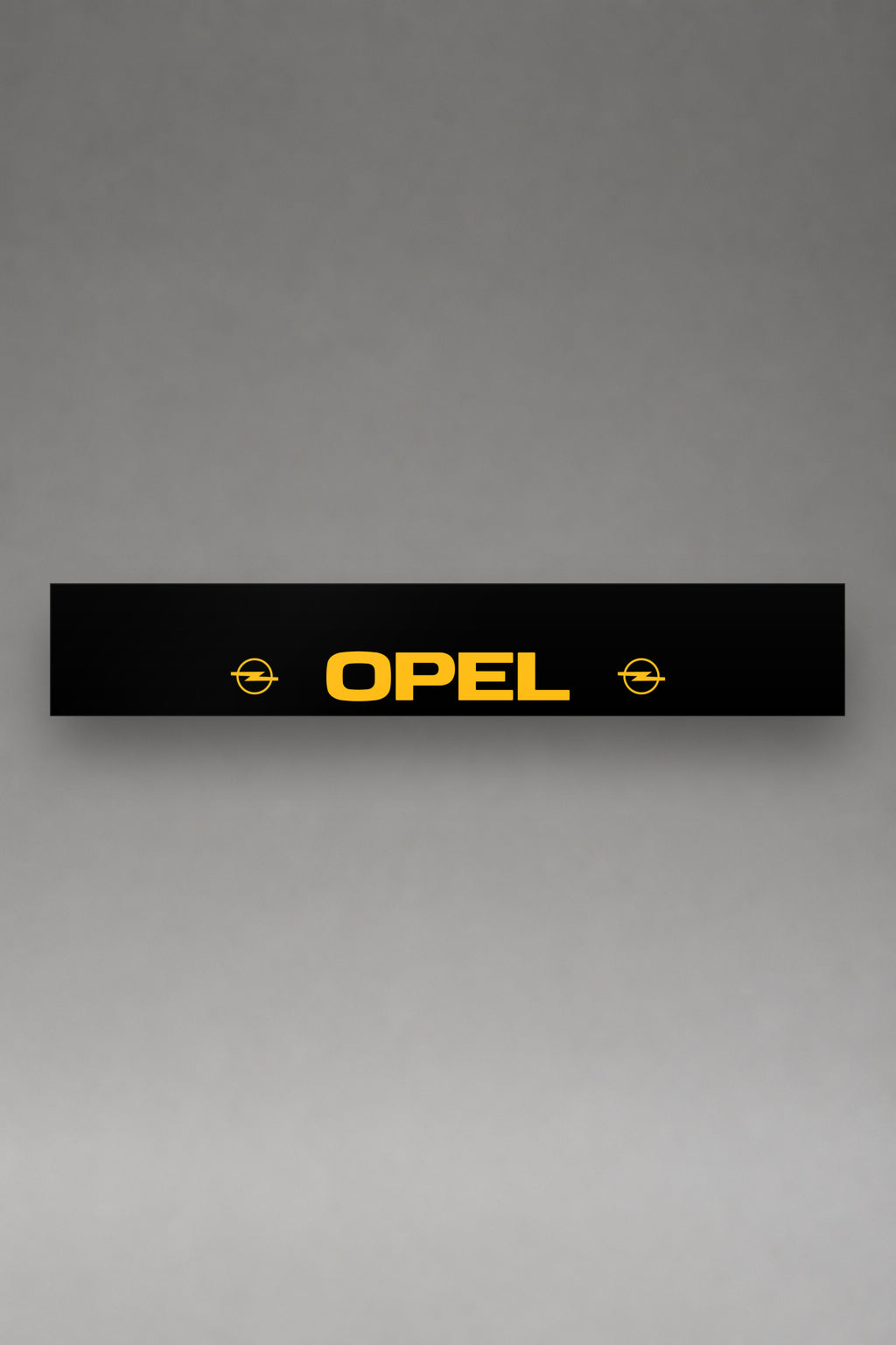 Parasol de vinilo Opel · Logo Blitz y Lettering Institucional, la tira entera de 150 x 25 cm vista de frente, de MOA-Grafics.