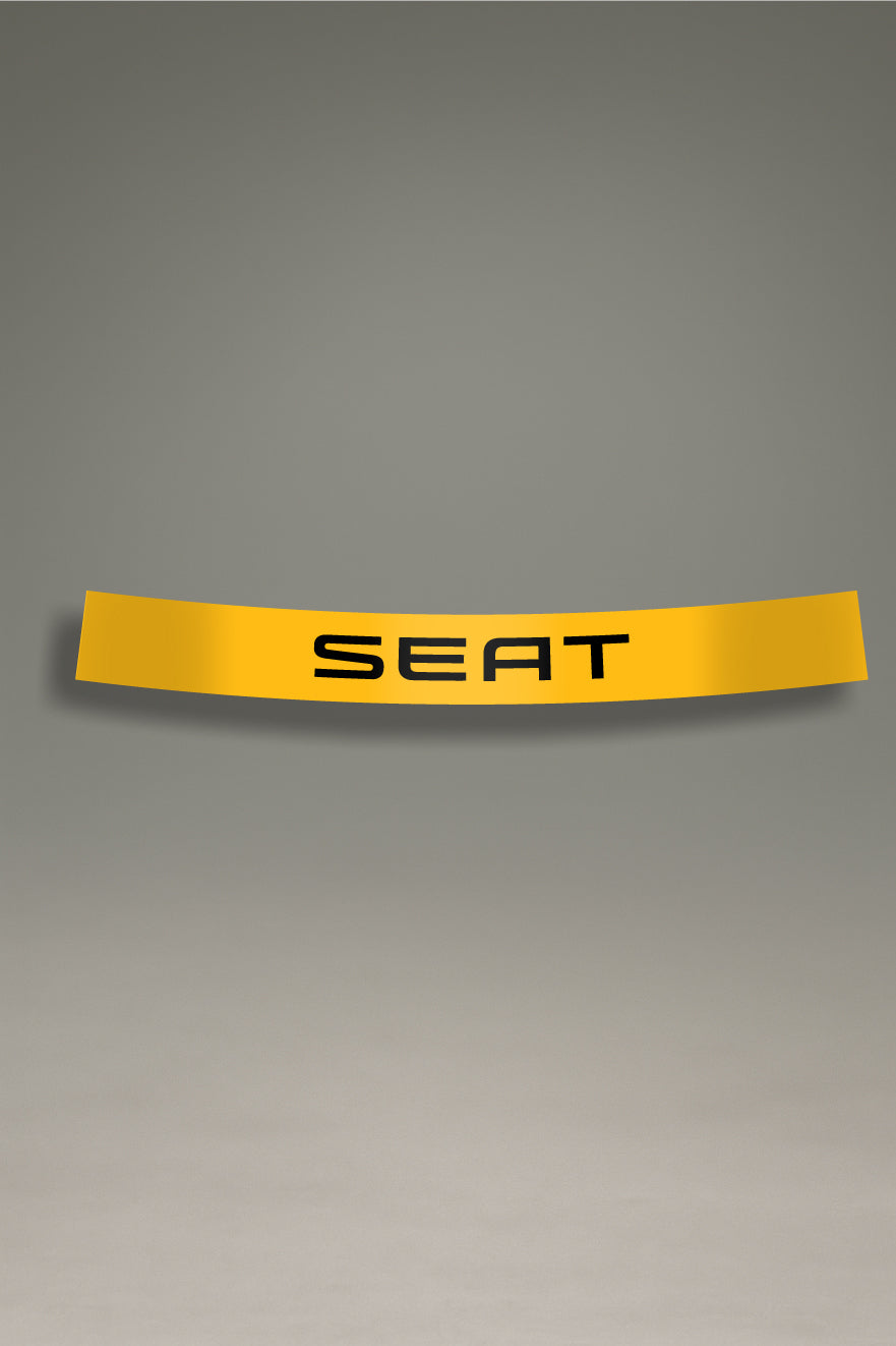 Parasol amarillo para parabrisas con el logo de SEAT en negro, una pieza de estilo racing para la personalización y tuning de MOA-Grafics.