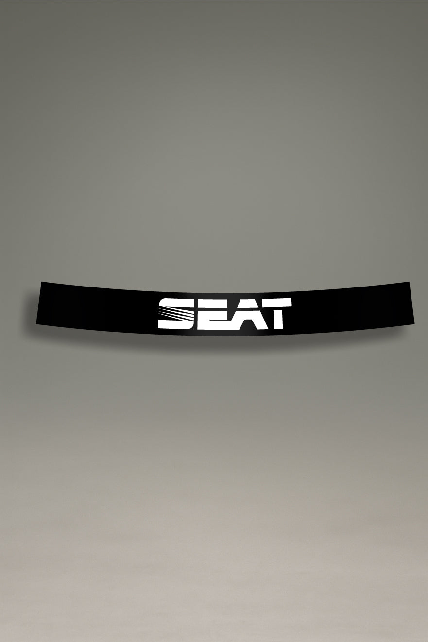 Parasol negro para parabrisas con el logo de SEAT performance en blanco, un diseño de estilo racing para personalización de coches de MOA-Grafics.