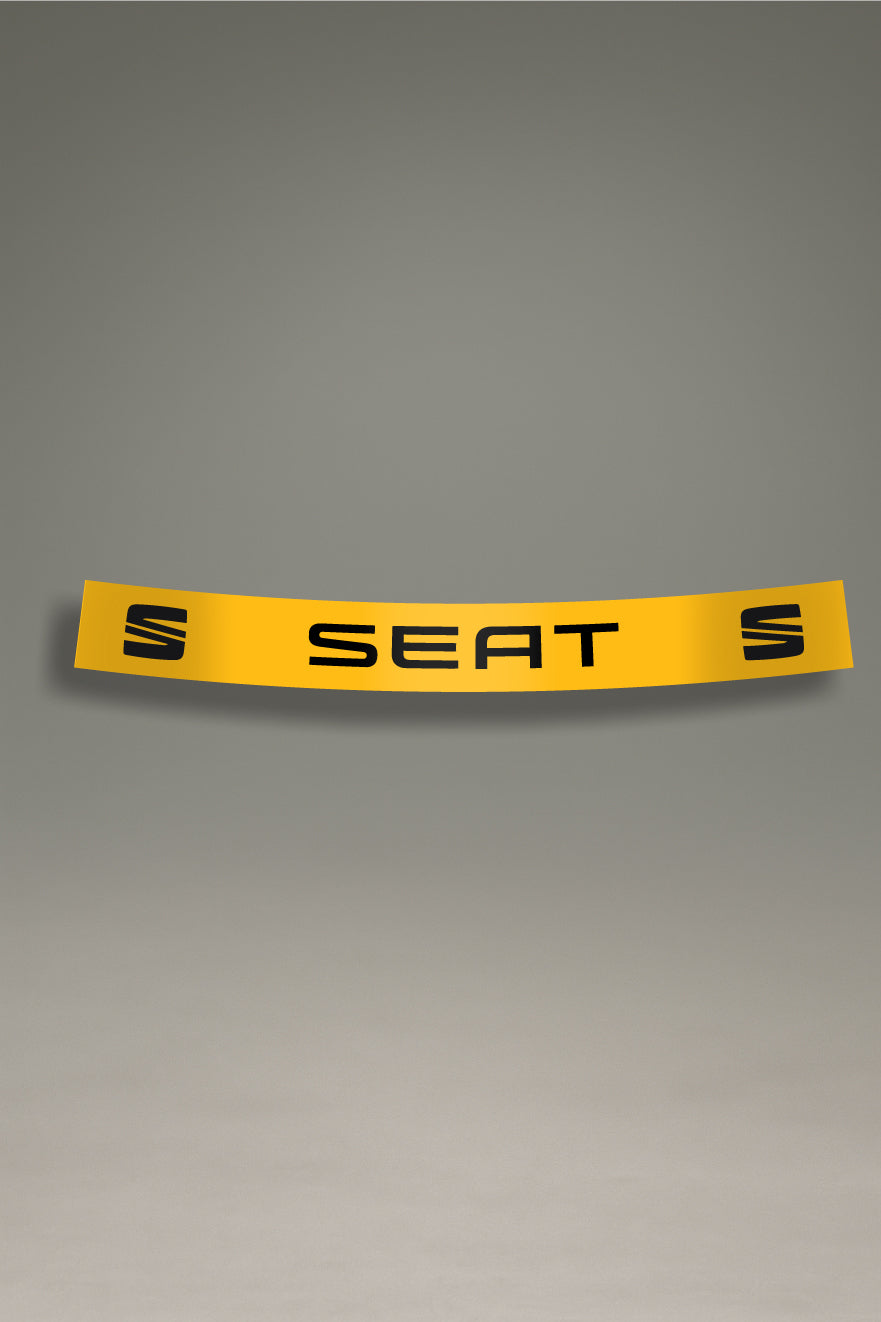 Vinilo parasol de color amarillo para parabrisas con el logo de SEAT Sport en negro, una pieza de MOA-Grafics para personalización y tuning.