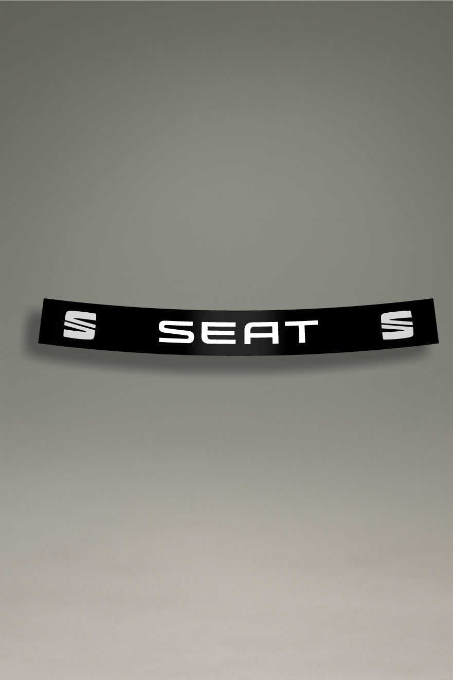Un vinilo parasol negro de MOA-Grafics para parabrisas, con el logo de SEAT Sport en blanco, ideal para una personalización y estética racing.