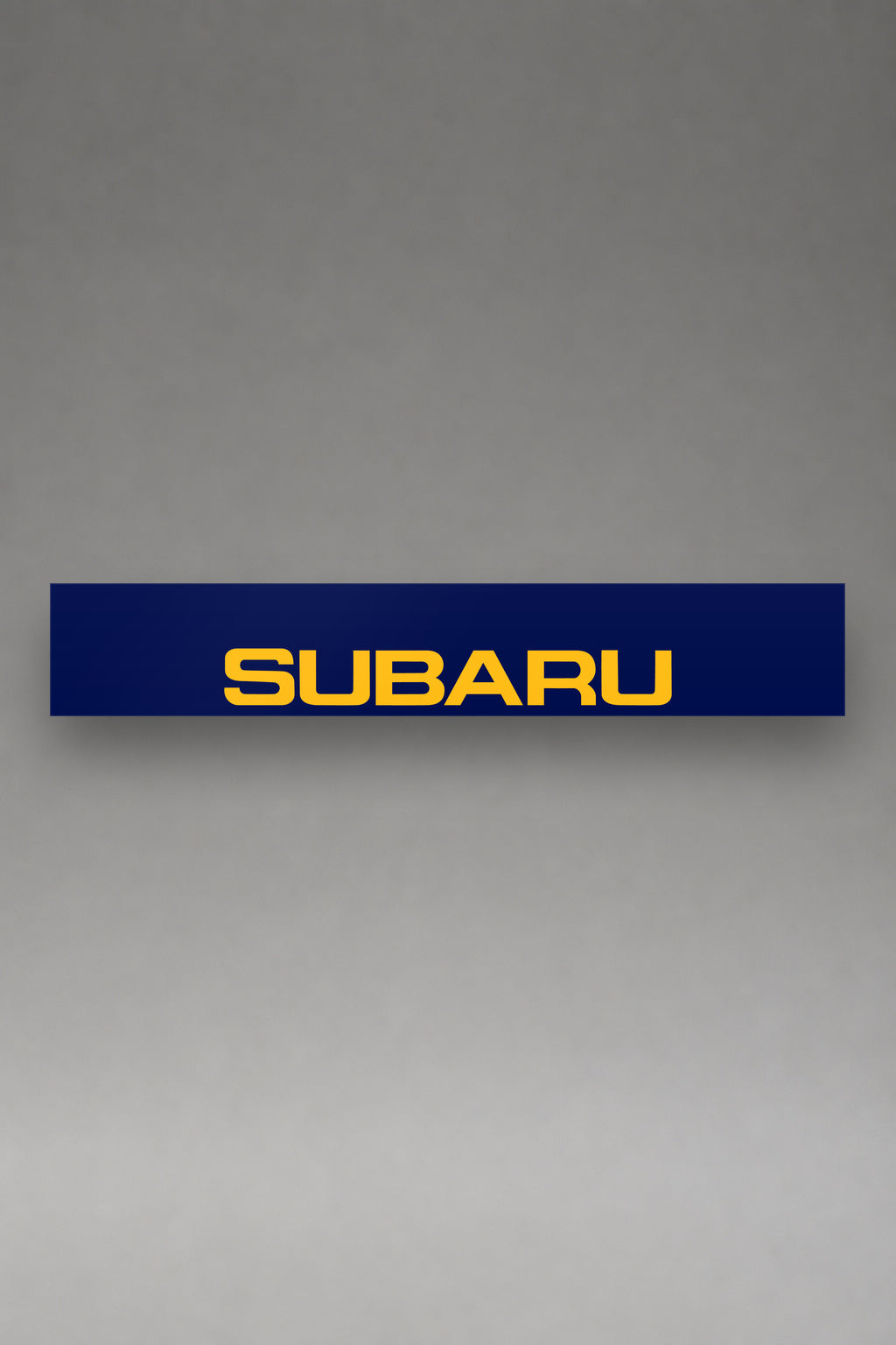 Parasol de vinilo Subaru azul con el lettering SUBARU en amarillo, la tira entera de 150 x 25 cm vista de frente, de MOA-Grafics.