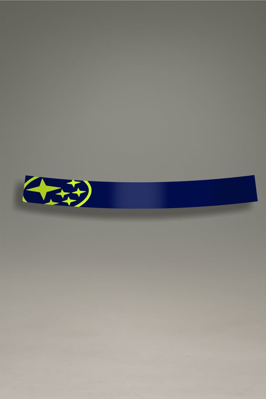 Parasol azul para parabrisas con el logo grande de Subaru en color lima, un diseño de estilo JDM para personalización de coches de MOA-Grafics.