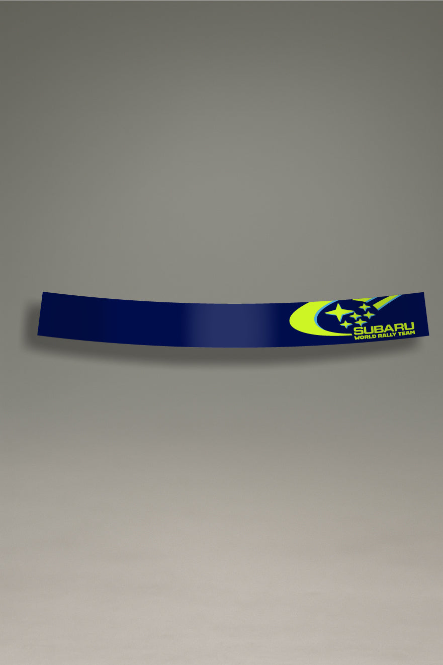 Vinilo parasol azul para parabrisas con el logo de Subaru World Rally Team, un accesorio de estilo racing para personalización de coches de MOA-Grafics.