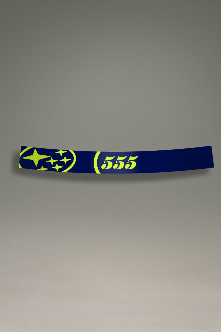 Vinilo parasol azul para parabrisas con el logo clásico de Subaru y el 555, un accesorio de estilo racing para personalización de coches de MOA-Grafics.