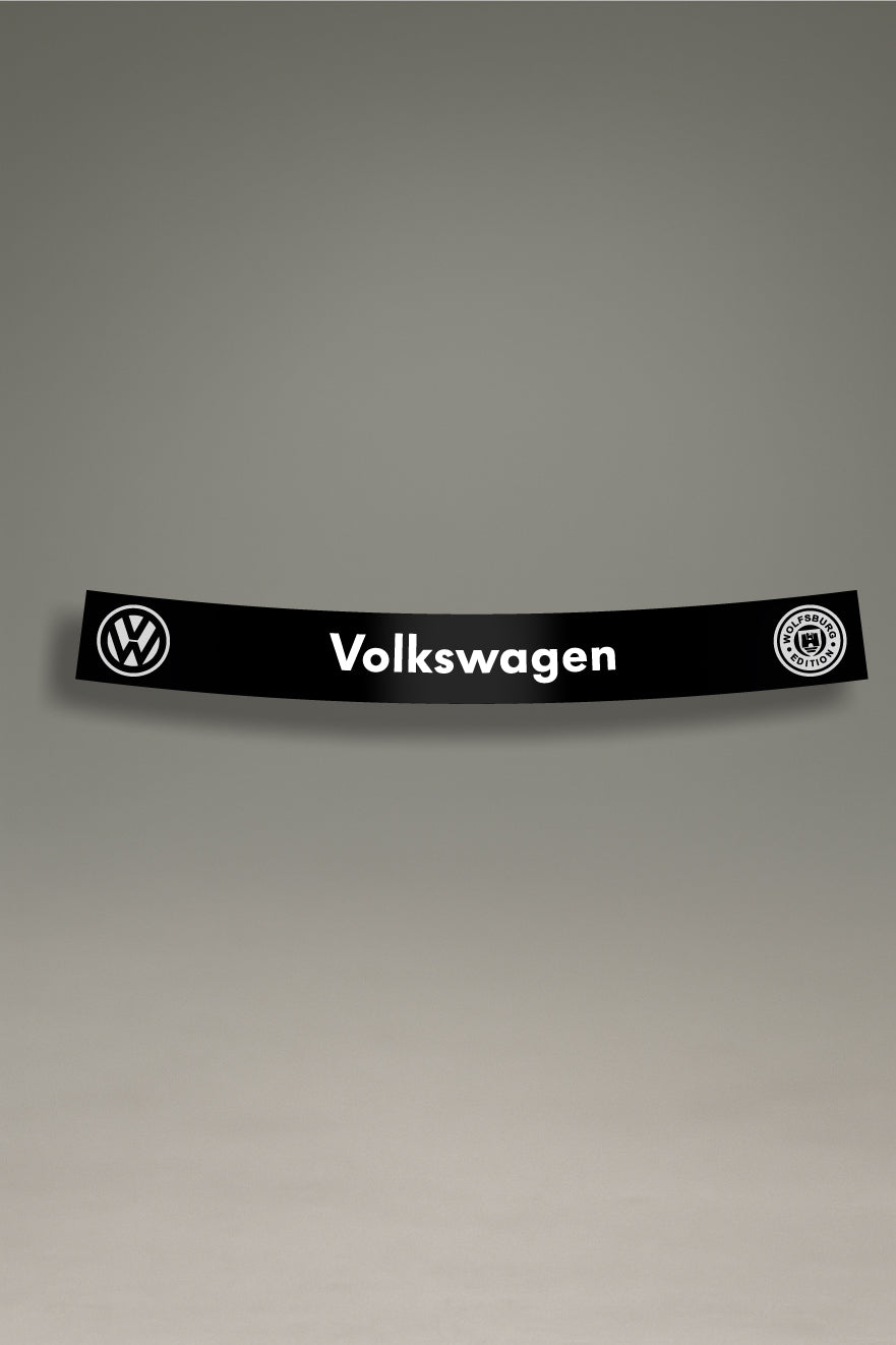 Parasol negro para parabrisas con los logos de Volkswagen y Wolfsburg, un accesorio de estilo retro para personalización de coches de MOA-Grafics.