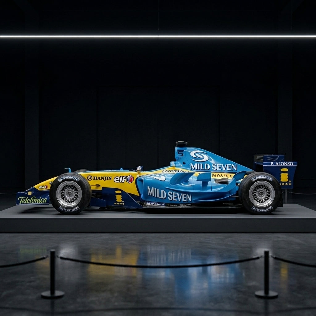 Un monoplaza de Formula 1 azul y amarillo expuesto sobre una tarima en una sala oscura, con una linea de luz encima y su reflejo en el suelo