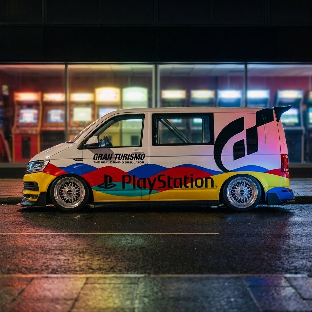 Un coche con vinilo aparcado de noche delante de un salon recreativo, con la luz de las maquinas reflejada en el asfalto mojado