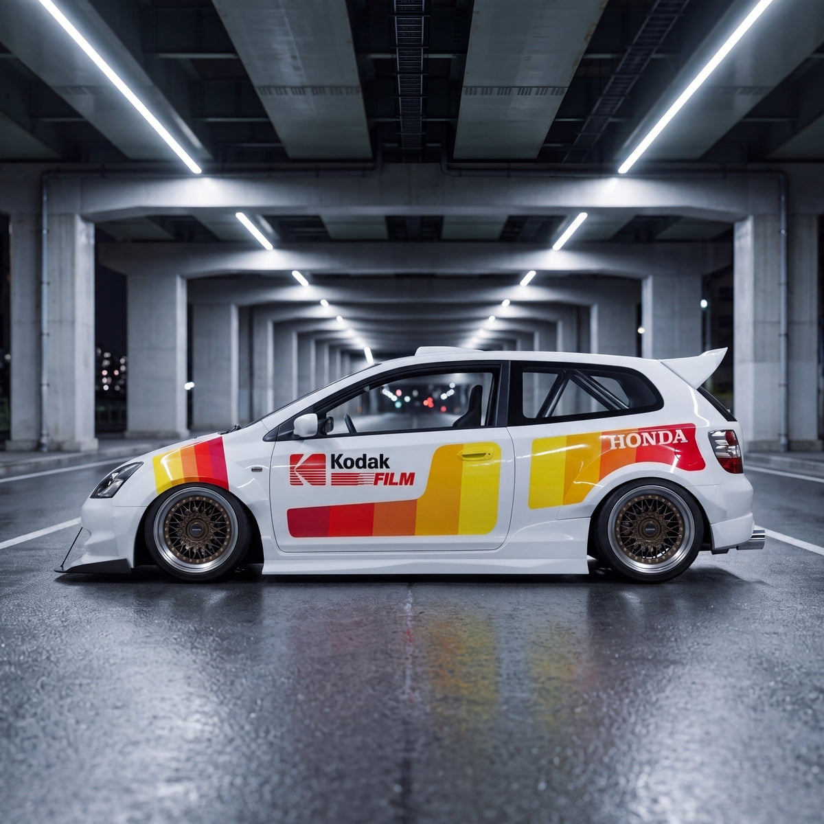 Un Honda Civic blanco con librea de franjas rojas, naranjas y amarillas, parado de noche bajo una autopista elevada con el asfalto mojado