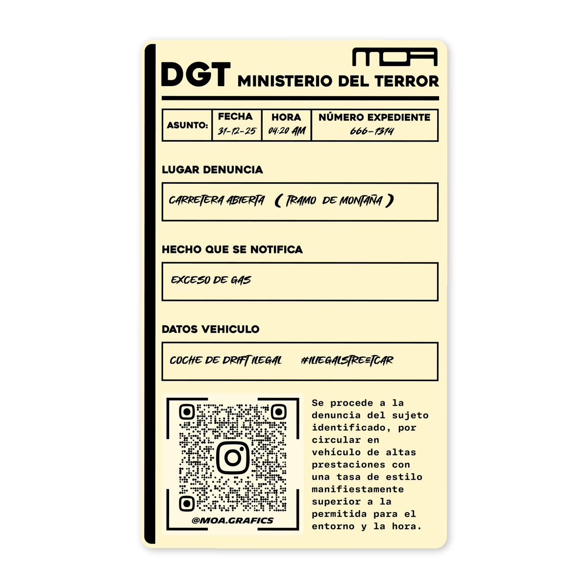 Diseño plano de un impreso de denuncia inventado, en tinta negra sobre amarillo pálido y con una banda negra vertical en el canto izquierdo. Bajo la cabecera se leen las líneas escritas a rotulador, entre ellas el hecho notificado «exceso de gas» y el vehículo «coche de drift ilegal», y el pie lo cierran un código QR y la etiqueta ILEGALSTREETCAR.