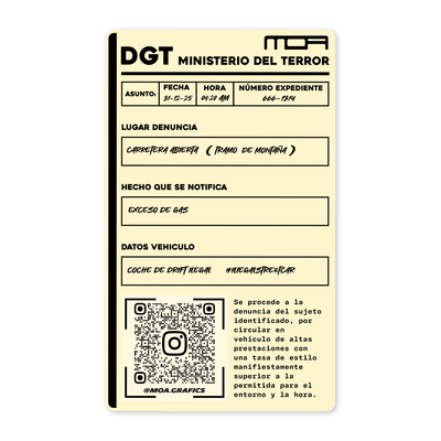 Diseño plano de un impreso de denuncia inventado, en tinta negra sobre amarillo pálido y con una banda negra vertical en el canto izquierdo. Bajo la cabecera se leen las líneas escritas a rotulador, entre ellas el hecho notificado «exceso de gas» y el vehículo «coche de drift ilegal», y el pie lo cierran un código QR y la etiqueta ILEGALSTREETCAR.