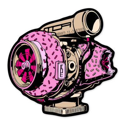 Diseño plano de un turbo dibujado como dónut: la carcasa del compresor es un glaseado rosa con fideos fucsia, el rodete asoma en fucsia sobre negro, la carcasa de la turbina lleva un mordisco, y el cuerpo, el tubo de admisión y la brida van en beige metálico.
