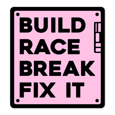 Diseño plano de un cartel de taller casi cuadrado con marco negro grueso y fondo rosa, cuatro tornillos marcados en las esquinas del panel y cuatro líneas de texto en negro que dicen BUILD, RACE, BREAK y FIX IT, con el rótulo MOA sobresaliendo como una pestaña en el canto derecho.