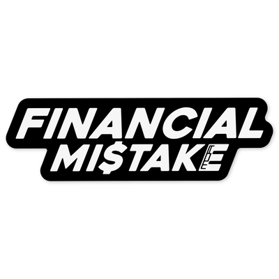 Diseño plano en blanco y negro: el lema FINANCIAL MISTAKE en dos líneas de cursiva blanca sobre una placa negra escalonada, con un símbolo de dólar en lugar de la S y el rótulo MOA como última letra.