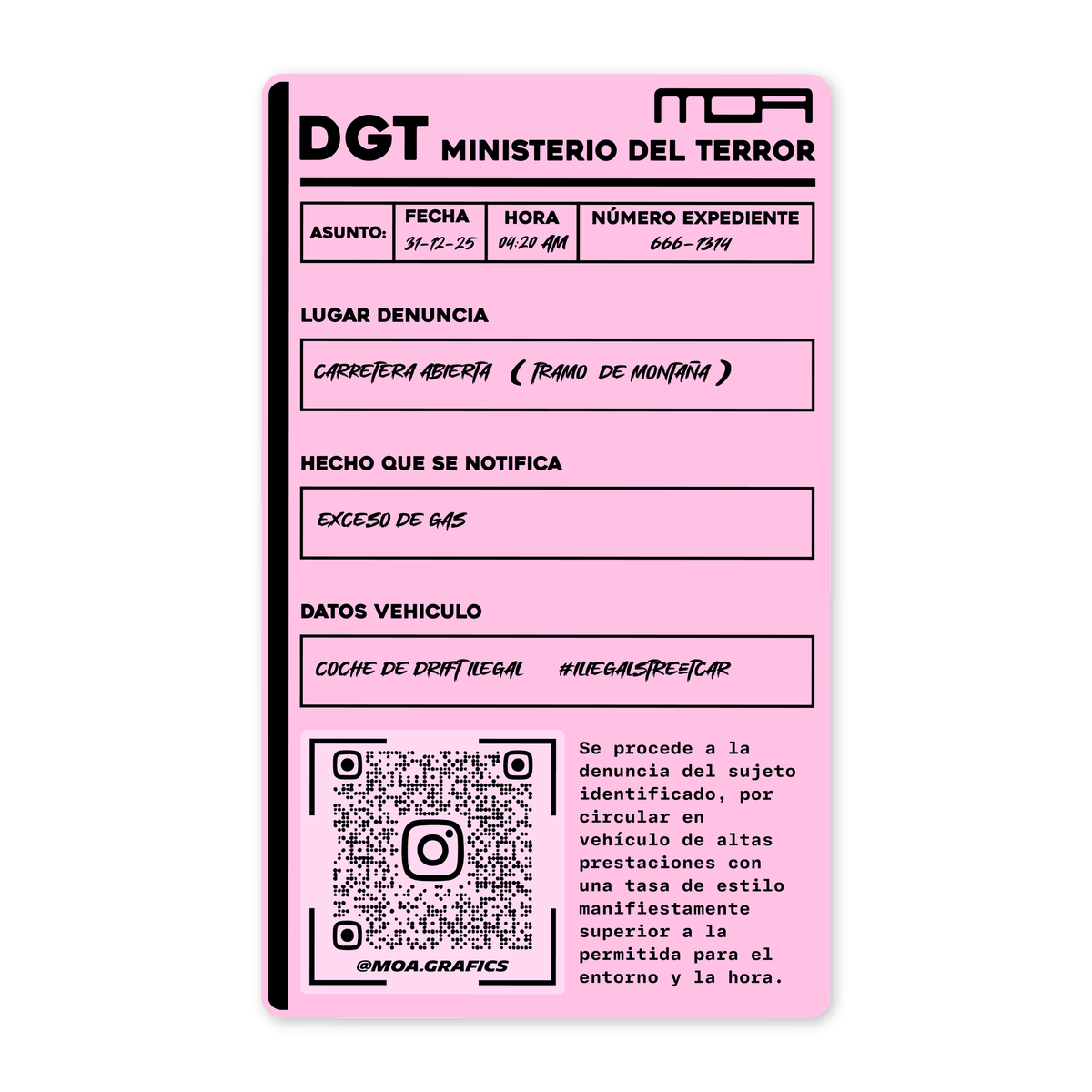 Diseño plano de una multa de broma sobre fondo rosa con lomo negro a la izquierda: cabecera de aire oficial con el rótulo MINISTERIO DEL TERROR y el logotipo de MOA, casillas de fecha, hora y expediente rellenas a mano, y un código QR con el usuario moa.grafics abajo.