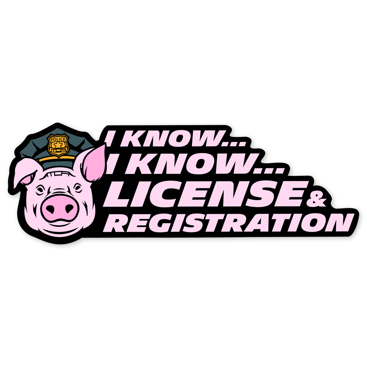 Diseño plano apaisado: a la izquierda una cabeza de cerdo rosa con gorra de policía, y a la derecha tres líneas escalonadas en cursiva rosa pálido sobre placa negra que dicen I KNOW, I KNOW, LICENSE AND REGISTRATION.