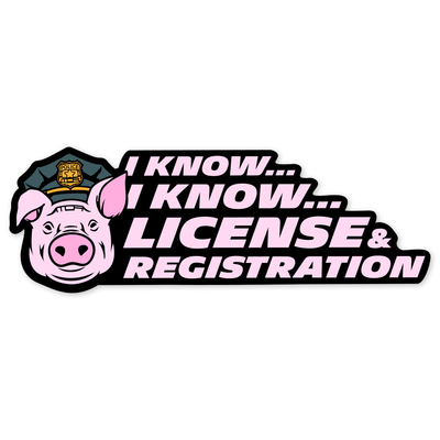 Diseño plano apaisado: a la izquierda una cabeza de cerdo rosa con gorra de policía, y a la derecha tres líneas escalonadas en cursiva rosa pálido sobre placa negra que dicen I KNOW, I KNOW, LICENSE AND REGISTRATION.