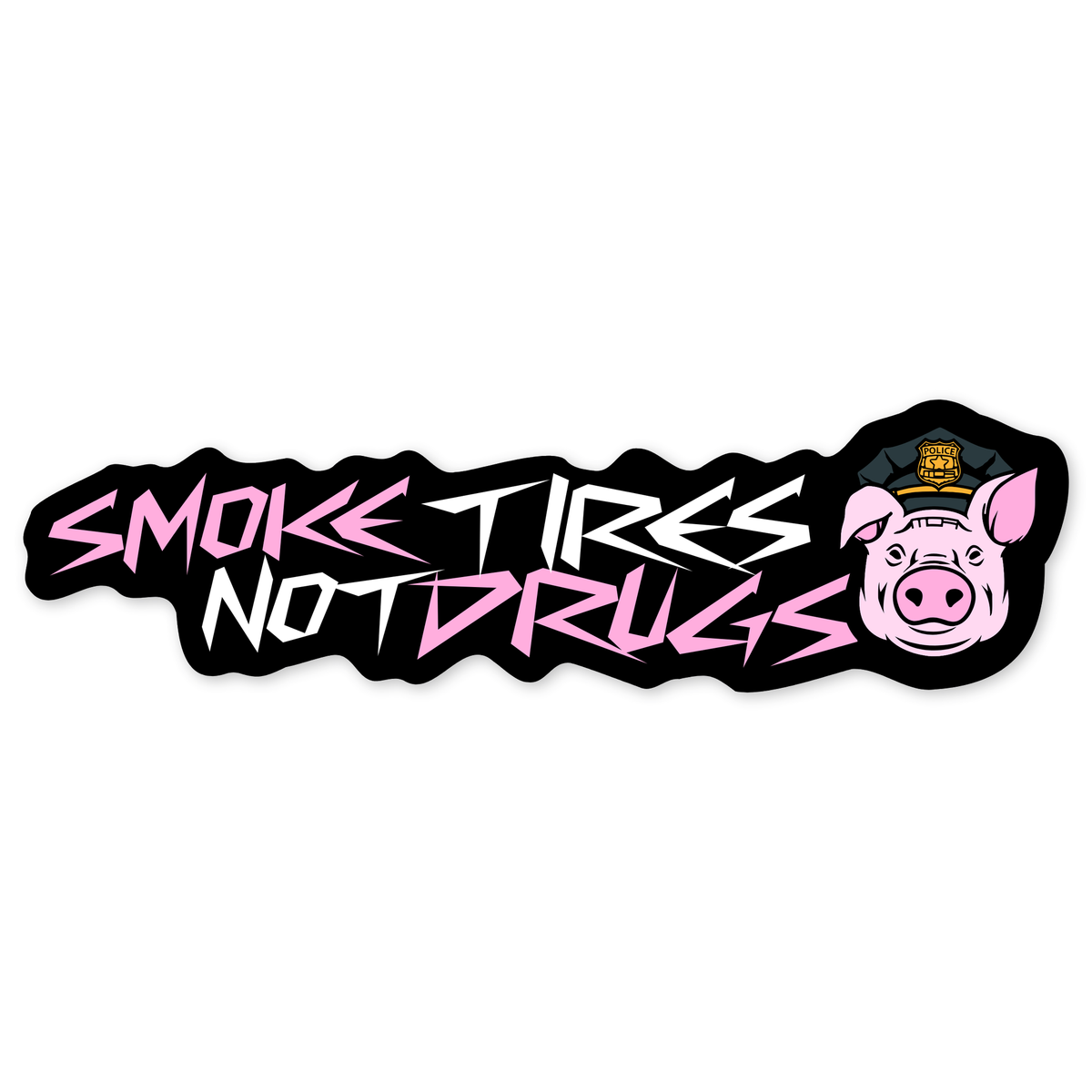 Diseño plano muy alargado: el lema SMOKE TIRES NOT DRUGS en dos líneas de letra angulosa rosa y blanca sobre una placa negra de borde irregular, con una cabeza de cerdo rosa con gorra de policía a la derecha.