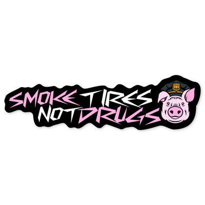 Diseño plano muy alargado: el lema SMOKE TIRES NOT DRUGS en dos líneas de letra angulosa rosa y blanca sobre una placa negra de borde irregular, con una cabeza de cerdo rosa con gorra de policía a la derecha.