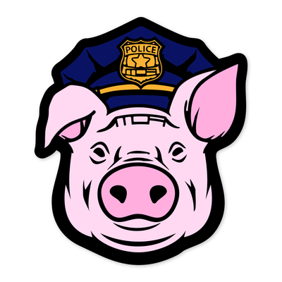 Diseño plano de una cabeza de cerdo rosa vista de frente, con gorra azul marino de policía y placa dorada encima, orejas caídas a los lados y el rótulo MOA grabado en la frente.
