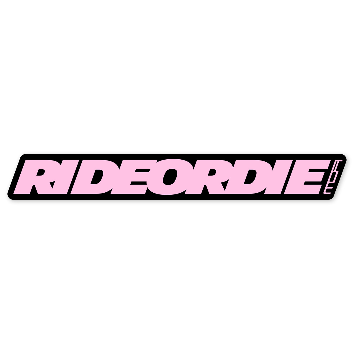 Diseño plano de una barra negra inclinada y muy alargada con el lema RIDEORDIE en cursiva pesada rosa claro y sin espacios entre palabras, y el rótulo MOA en pequeño al final, girado para seguir la inclinación.