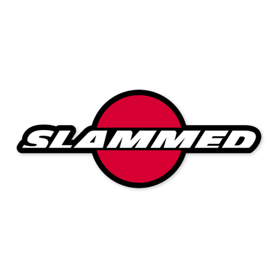 La palabra SLAMMED en cursiva blanca muy inclinada, dentro de una cápsula de contorno negro que cruza de lado a lado un círculo rojo pleno con el mismo borde negro.