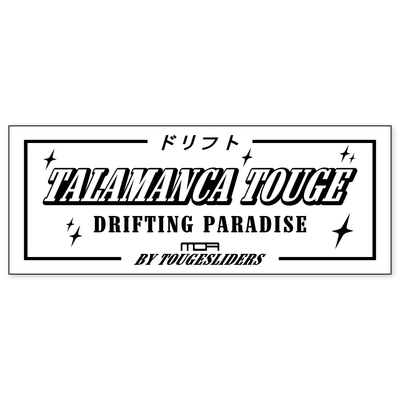 Diseño plano rectangular en blanco y negro de una placa conmemorativa con el rótulo TALAMANCA TOUGE en cursiva de sombra dura, tres caracteres japoneses encima, la línea DRIFTING PARADISE debajo, cuatro destellos en las esquinas, y al pie el logotipo de MOA junto a la firma BY TOUGESLIDERS.