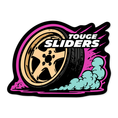 Diseño plano de una rueda en vista tres cuartos con llanta de cinco radios beige dorado y neumático negro, sobre una mancha fucsia rematada en negro grueso con rayas de velocidad, una nube de humo turquesa abajo a la derecha y el rótulo TOUGE SLIDERS en blanco arriba a la derecha.