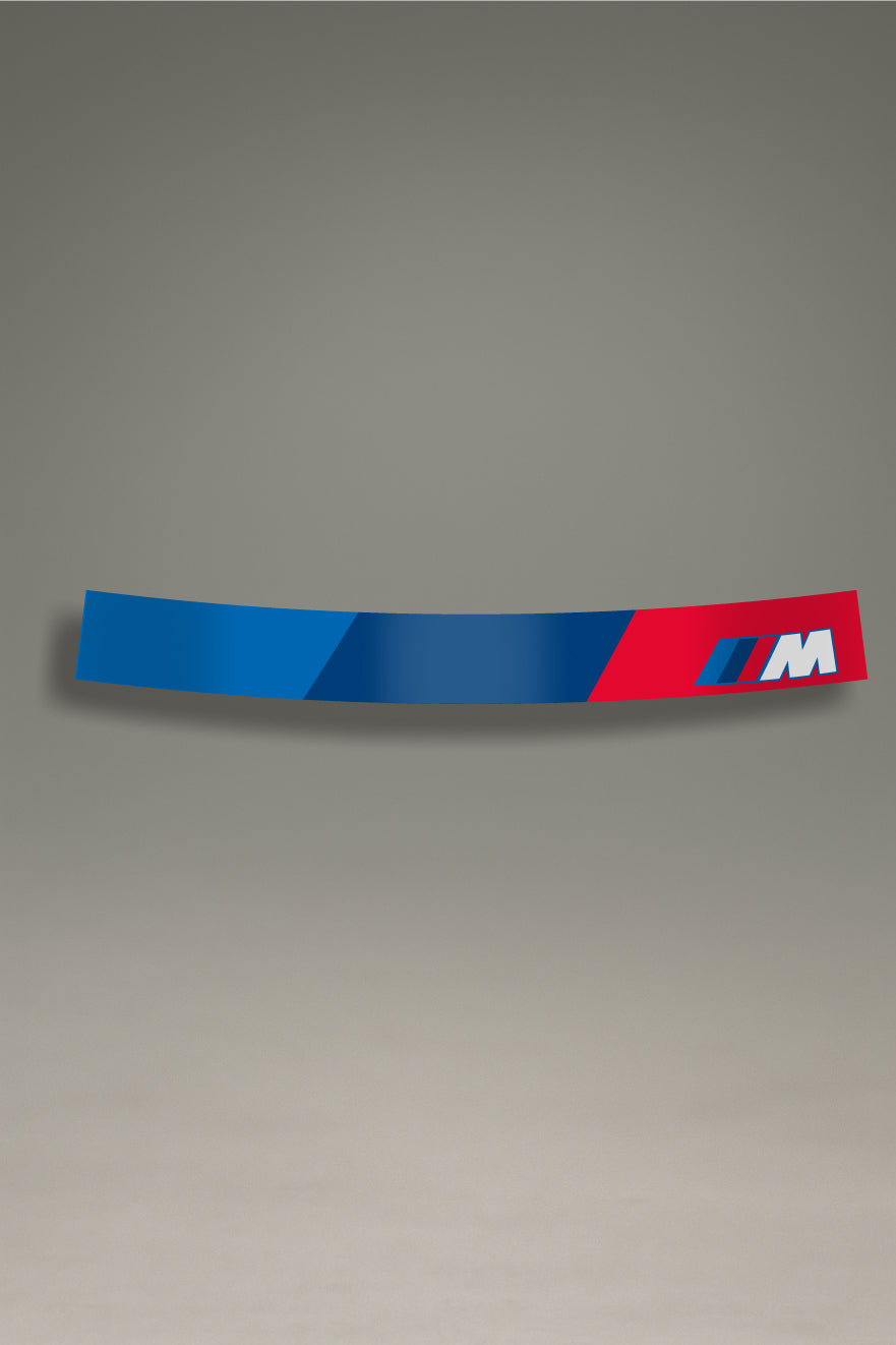 Parasol BMW M de colores, con diseño deportivo en tonos azules y rojos, con el logotipo de BMW M visible en el extremo derecho. Ideal para personalizar vehículos BMW y añadir un toque de estilo y funcionalidad.