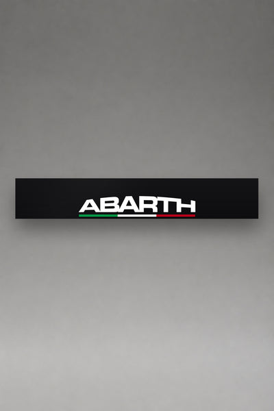 Parasol de vinilo Fiat Abarth troquelado con el lettering ABARTH y la bandera italiana, la tira entera de 150 x 25 cm vista de frente, de MOA-Grafics.
