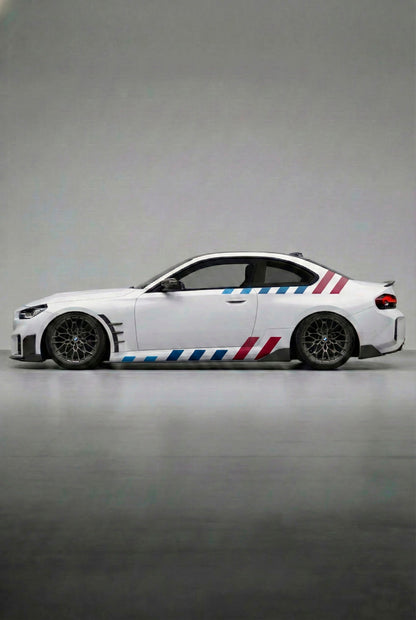Imagen fotorrealista de un BMW con el Kit de Vinilo Franjas Performance Stripes. Este vinilo de alta calidad con los colores icónicos de M Power (azul, azul claro y rojo) es perfecto para personalizar el lateral de tu coche y conseguir un look M de competición, con instalación (DIY) sencilla.