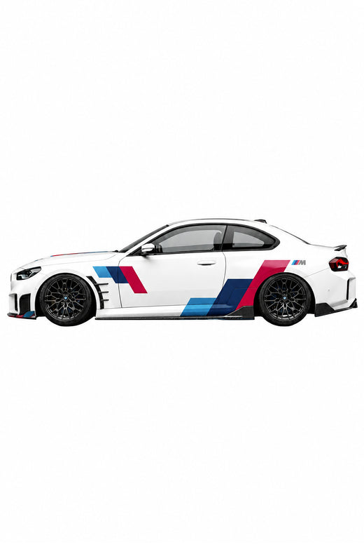 Imagen fotorrealista de un BMW con el Kit de Vinilo Tri-Color Stripes aplicado en el centro del capó y el techo. Este vinilo de alta calidad recrea las icónicas franjas de M Power (azul, azul claro, rojo), ideal para una personalización total del vehículo y fácil auto-instalación (DIY).