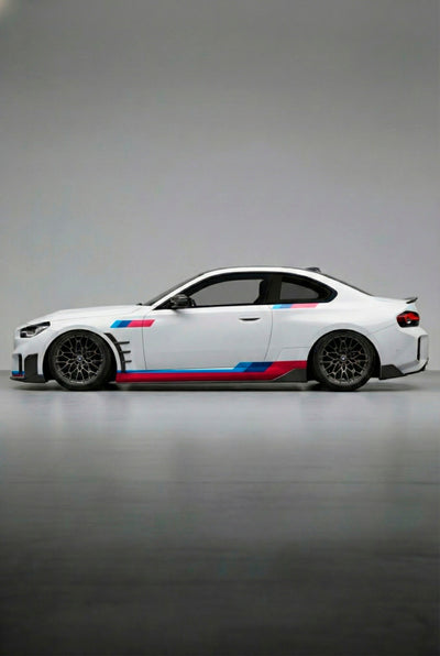 Imagen fotorrealista de un BMW con el Kit de Vinilo Líneas Dinámicas Performance. Este vinilo de alta calidad y diseño fluido mejora el aspecto lateral y aerodinámico, perfecto para tunear tu BMW de forma económica y con auto-instalación.
