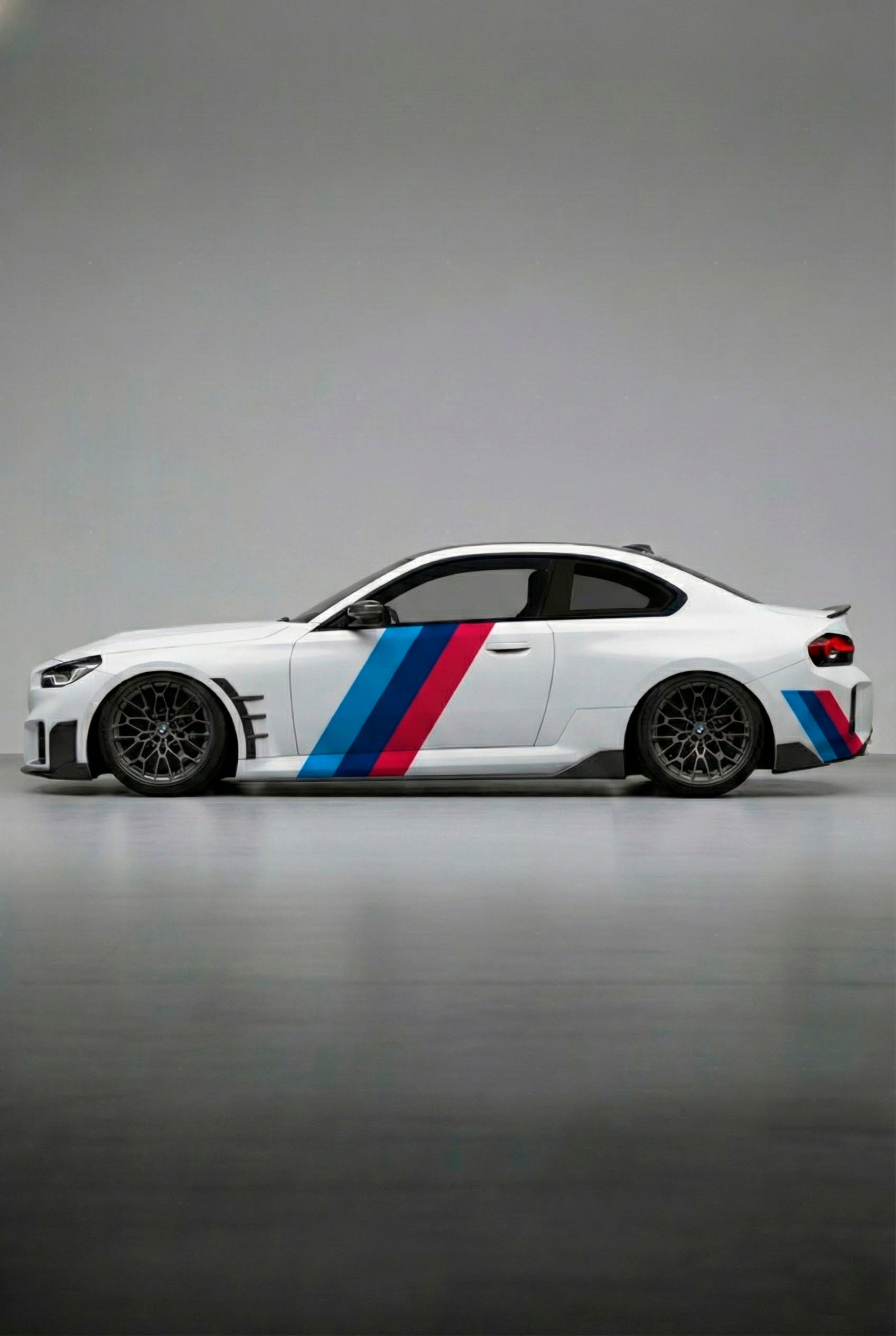 Imagen fotorrealista de un BMW con el Kit de Vinilo Líneas Onduladas Racing Waves en el perfil lateral. Este vinilo de alta calidad proporciona un diseño dinámico y un auténtico look de competición. Es fácil de instalar (DIY) y resistente a lavados.