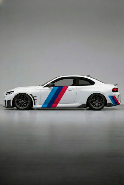Imagen fotorrealista de un BMW con el Kit de Vinilo Líneas Onduladas Racing Waves en el perfil lateral. Este vinilo de alta calidad proporciona un diseño dinámico y un auténtico look de competición. Es fácil de instalar (DIY) y resistente a lavados.