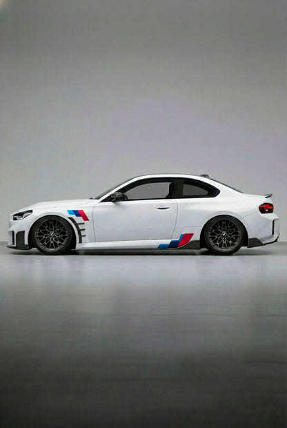 Imagen fotorrealista de un BMW luciendo el Kit de Vinilo Franjas Motorsport M-Power Clásico. Un vinilo de alta durabilidad y calidad premium, diseñado para replicar el auténtico look de competición BMW y que puedes instalar fácilmente tú mismo (DIY).