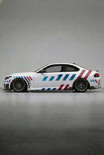 Imagen fotorrealista de un BMW con el Kit de Vinilo Franjas Racing Stripes sobre el capó y el techo. Este vinilo de alta calidad y estilo deportivo ofrece una personalización dinámica que el cliente puede instalar fácilmente (DIY) para un look de carreras.