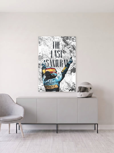 Poster The Last Samurai de Fernando Alonso celebrando, sobre fondo blanco salpicado, colgado en la pared clara de un salon, sobre un aparador gris con un casco de competicion al lado, decoracion racing de MOA-Grafics.