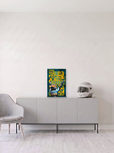 Poster The Last Samurai de Fernando Alonso celebrando, sobre fondo azul y amarillo de alto contraste, en medida 33,3 x 50 cm, apoyado sobre un aparador gris junto a un casco de competicion, decoracion racing de MOA-Grafics.