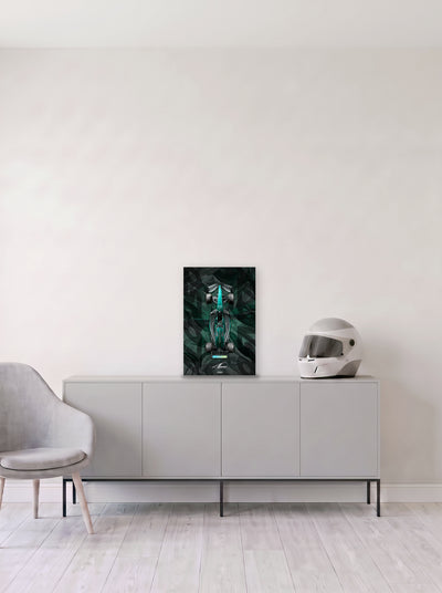 Poster del Aston Martin de Formula 1 de Fernando Alonso sobre fondo verde oscuro con formas superpuestas, en medida 33,3 x 50 cm, apoyado sobre un aparador gris junto a un casco de competicion, decoracion racing de MOA-Grafics.