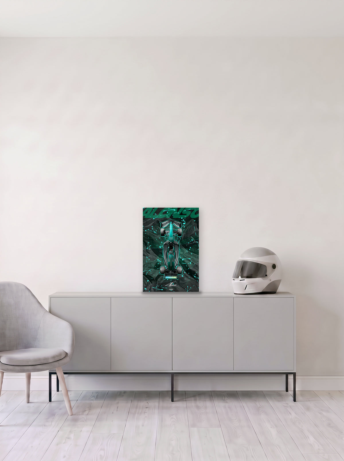 Poster del Aston Martin de Formula 1 de Fernando Alonso con su apellido en grande sobre fondo verde, en medida 33,3 x 50 cm, apoyado sobre un aparador gris junto a un casco de competicion, decoracion racing de MOA-Grafics.
