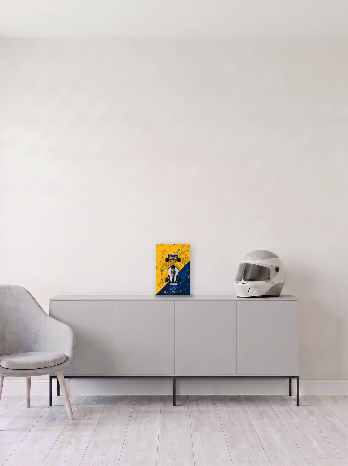 Poster del Williams FW15C de Alain Prost sobre fondo amarillo y azul, en medida 20 x 30 cm, apoyado sobre un aparador gris junto a un casco de competicion, decoracion racing de MOA-Grafics.