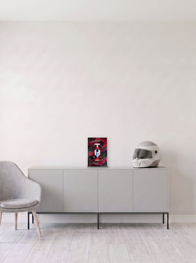 Poster del McLaren MP4/6 de Ayrton Senna con contorno de neon sobre fondo granate, en medida 20 x 30 cm, apoyado sobre un aparador gris junto a un casco de competicion, decoracion racing de MOA-Grafics.