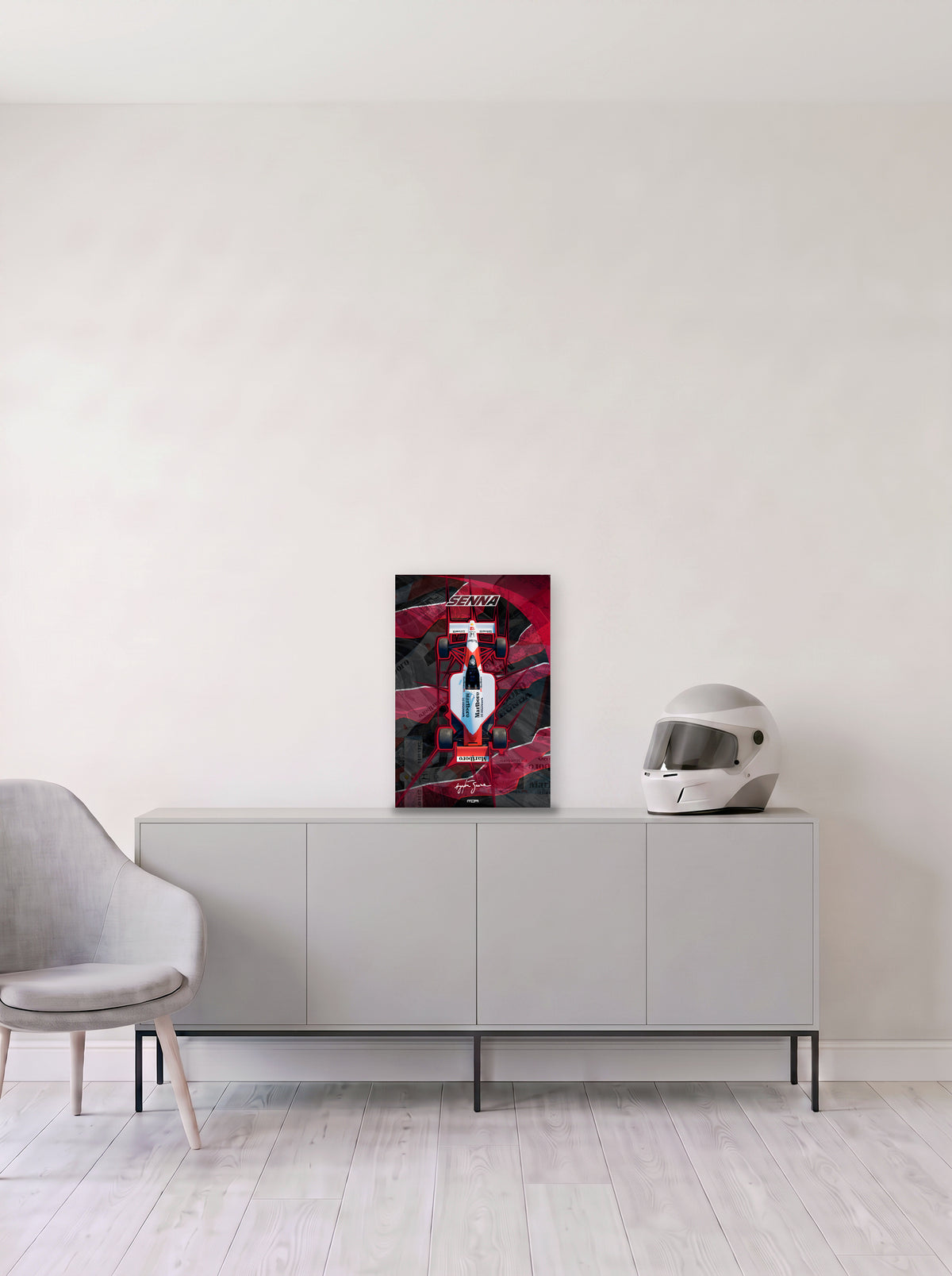 Poster del McLaren MP4/6 de Ayrton Senna con contorno de neon sobre fondo granate, en medida 33,3 x 50 cm, apoyado sobre un aparador gris junto a un casco de competicion, decoracion racing de MOA-Grafics.